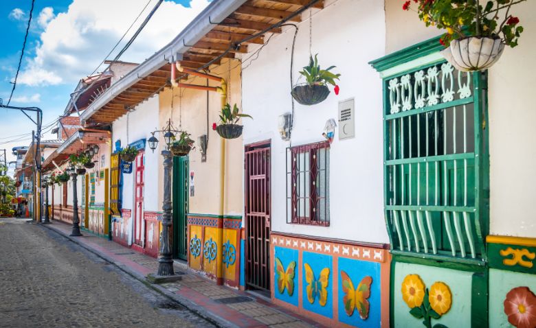 Fachadas coloridas y zócalos tradicionales en Guatapé, Colombia