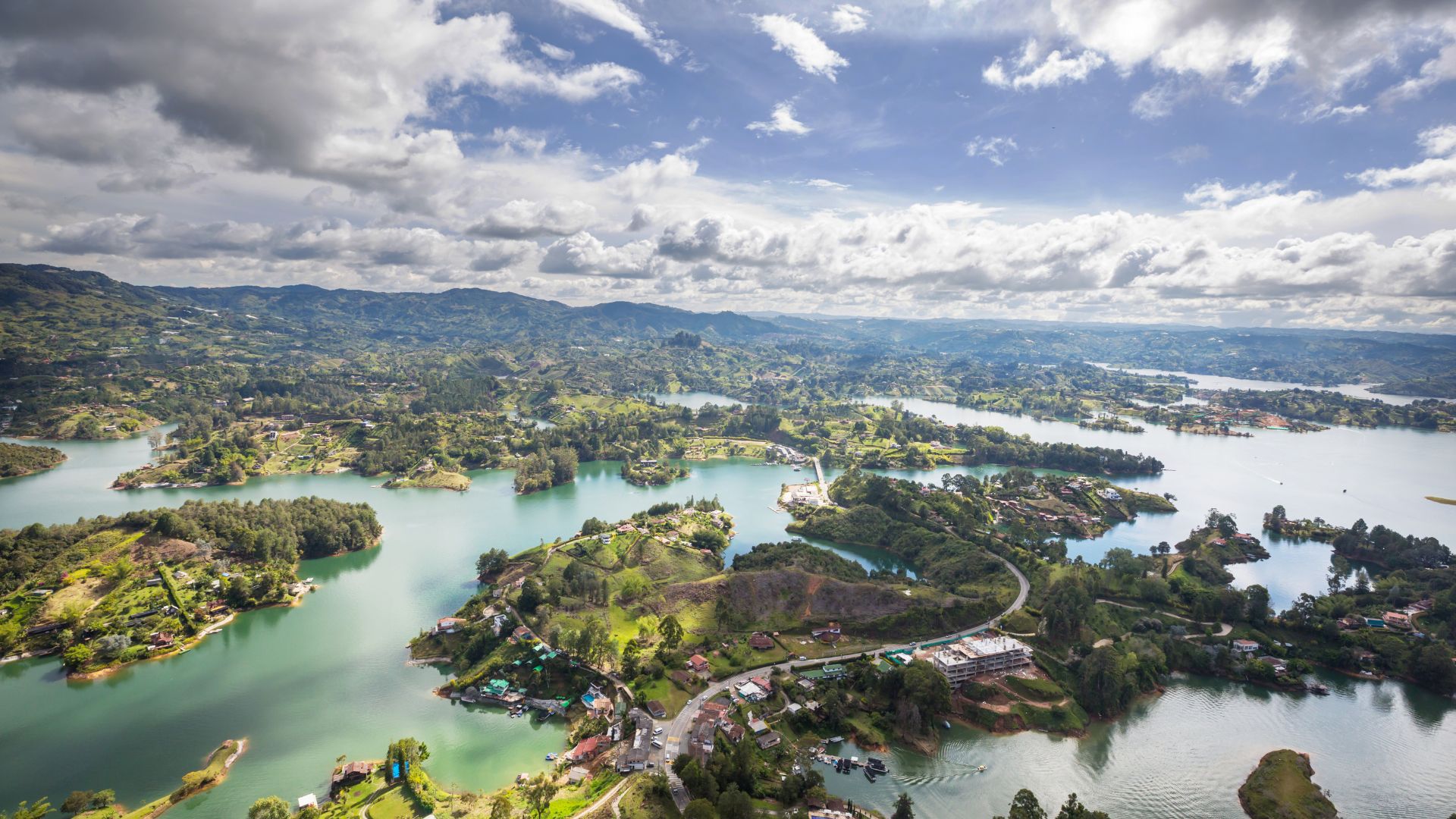Vista panorámica de Guatapé, Colombia – Un paraíso natural entre montañas y agua